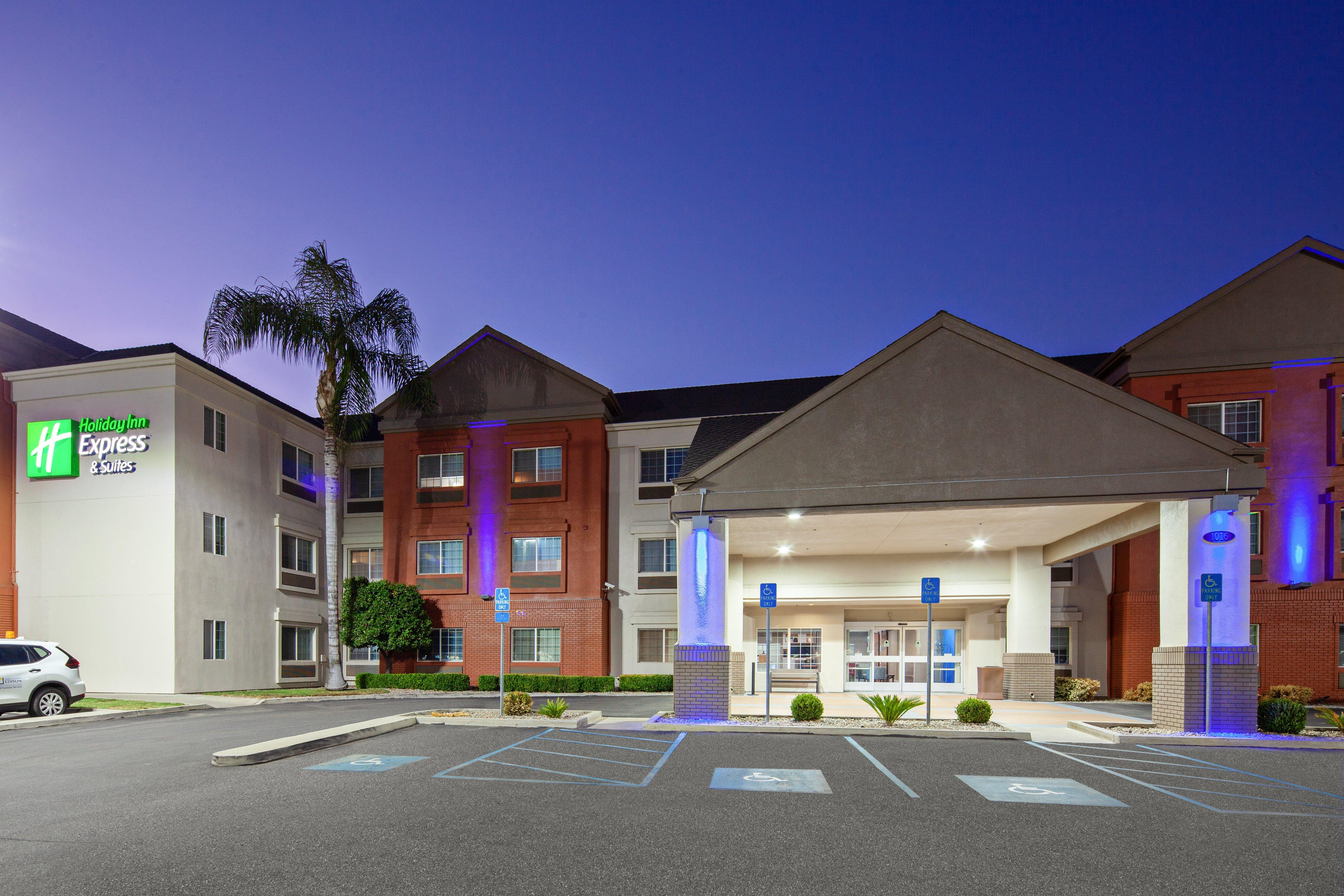 Holiday Inn Express & Suites - Tulare, An Ihg Hotel Exterior foto